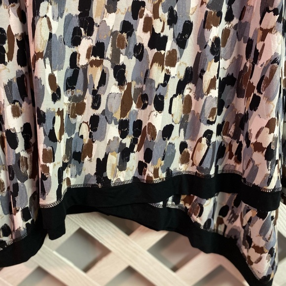 LOGO by Lori Goldstein Rayon 230 Printed Top W/Crossover Hem Black Multi Small - Picture 3 of 6